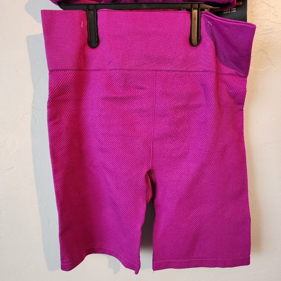 2 Pc Womens Workout set New Balance crop sports bra and biker short purple Sz L - Picture 3 of 10